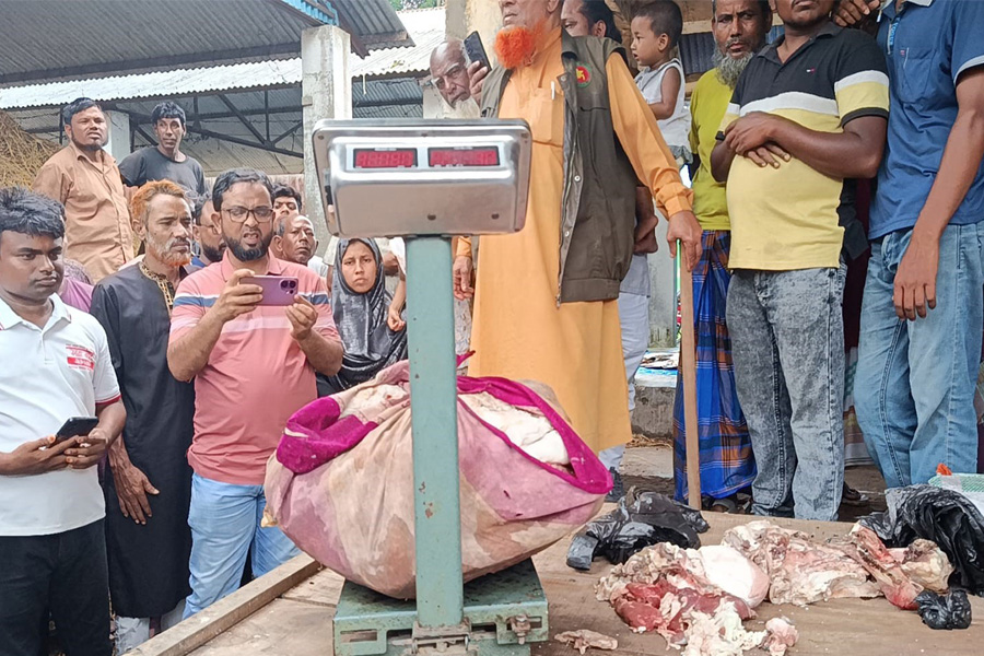 রাজারহাটে ১ মন পচা মহিষের মাংস জব্দ, মাটিচাপা দিয়ে বিনষ্ট