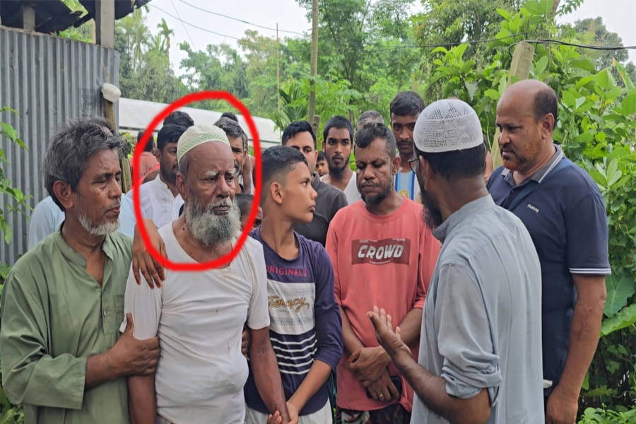 অবশেষে  পুলিশের হস্তক্ষেপে স্ত্রীর জানাজায় অবরুদ্ধ স্বামী