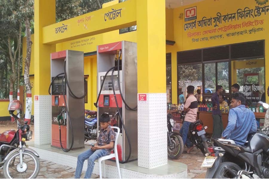 রাজারহাটে জ্বালানি সংকটে দু’টি পেট্রোল পাম্প বন্ধ