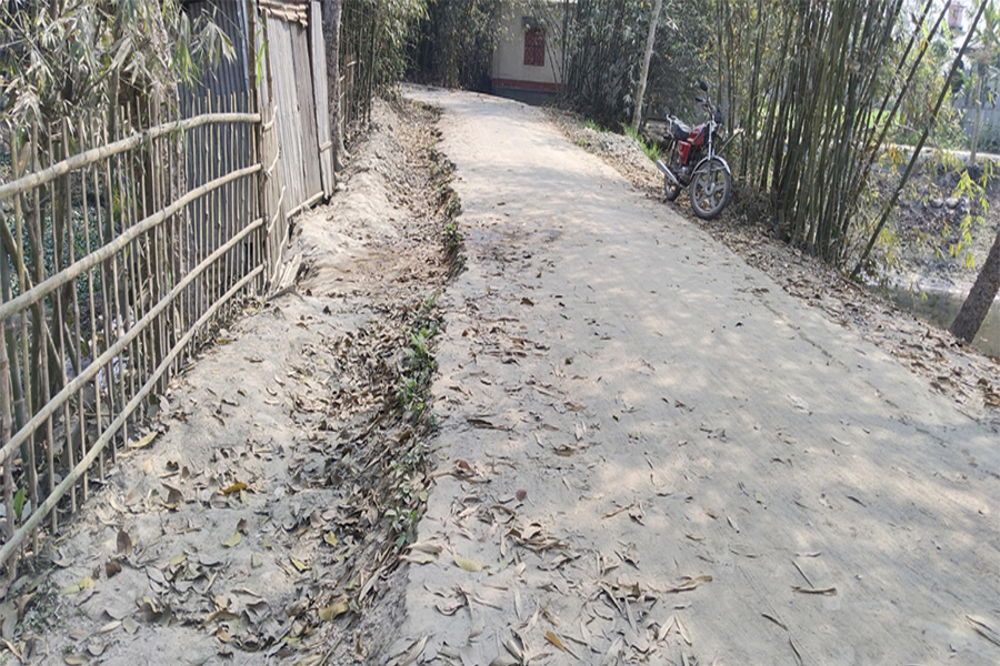 সাব-ঠিকাদারের দৌরাত্ম্যে থমকে আছে রাজারহাট-আনন্দবাজার সড়ক