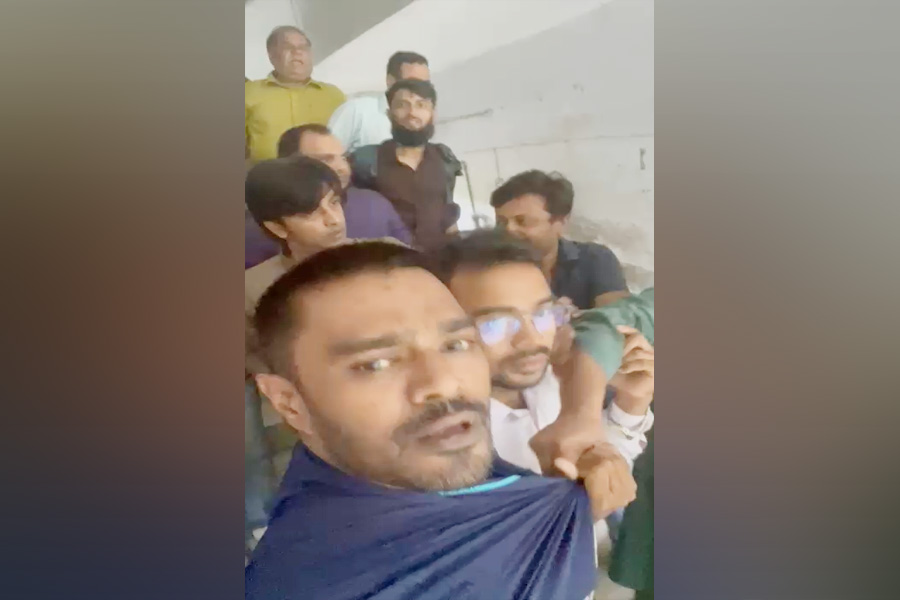 রাজবাড়ী কলেজে সহযোগী অধ্যাপক প্রভাষককে মারধর