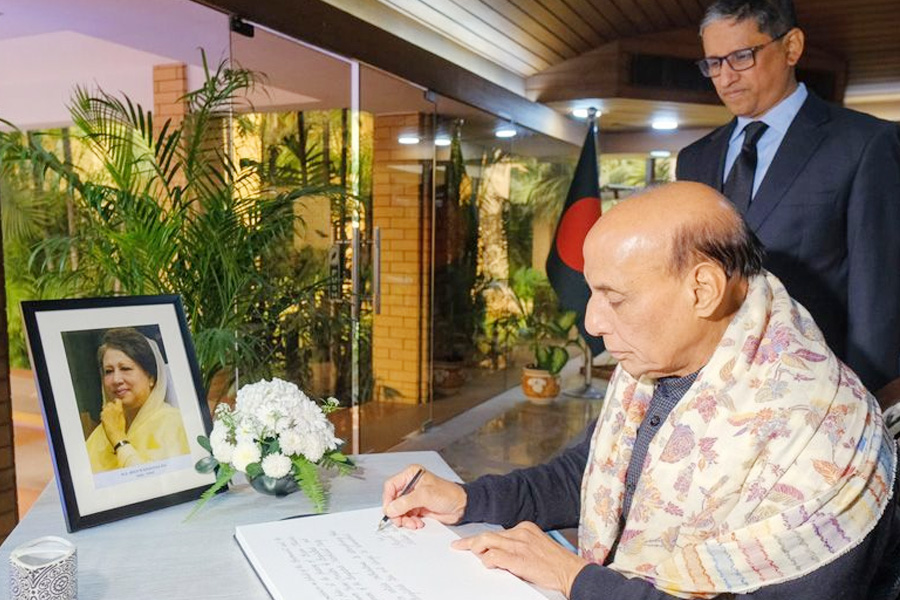 খালেদা জিয়ার শোক বইতে রাজনাথ সিংয়ের বার্তা