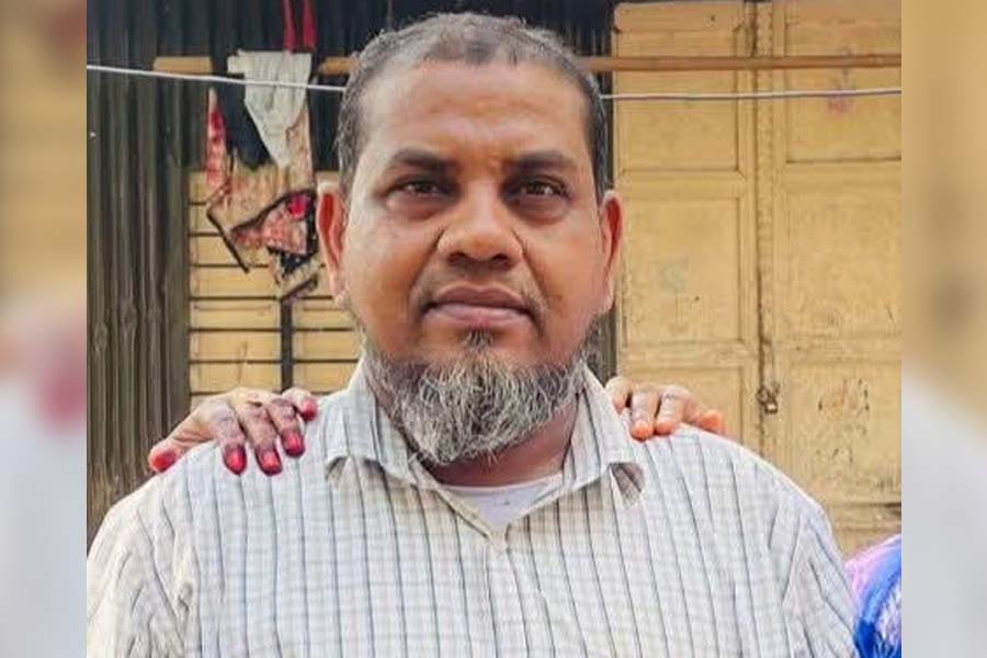 রাজৈরে ফল ব্যবসায়ী কুপিয়ে হত্যা, অভিযুক্তদের বসতবাড়িতে আগুন