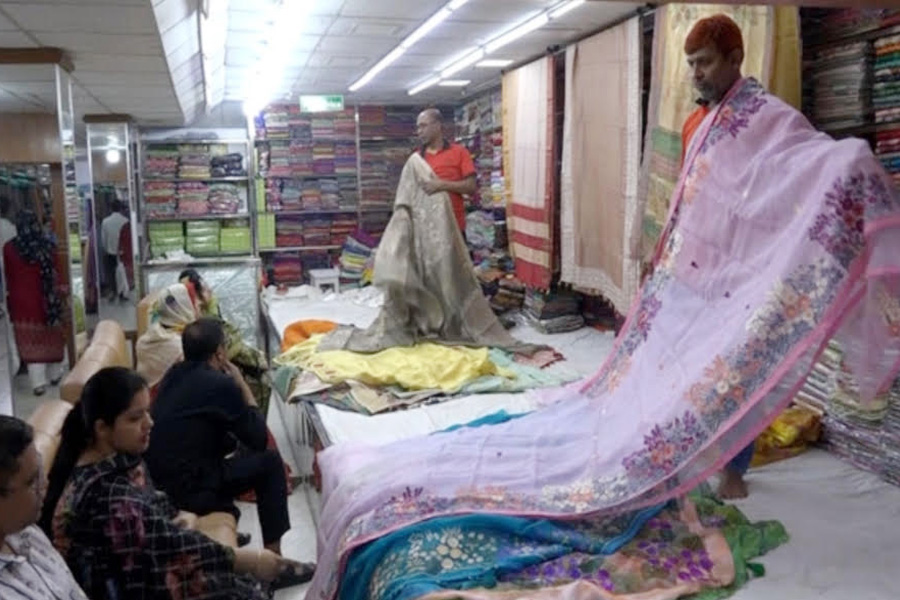 রাজশাহীতে জমে উঠেছে রেশমি পোশাকের বেচাকেনা
