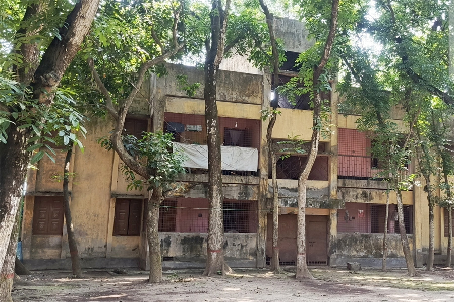 কর্মস্থল তানোরে, বসবাস রাজশাহী শহরে