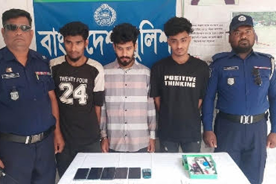 বাঘায় নারীর ছবি দিয়ে ফেসবুক খুলে প্রতারণা, গ্রেপ্তার ৩