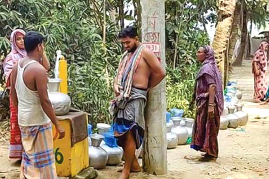 বরেন্দ্রে পানির স্তরে ধস, সুপেয় পানির তীব্র সংকট