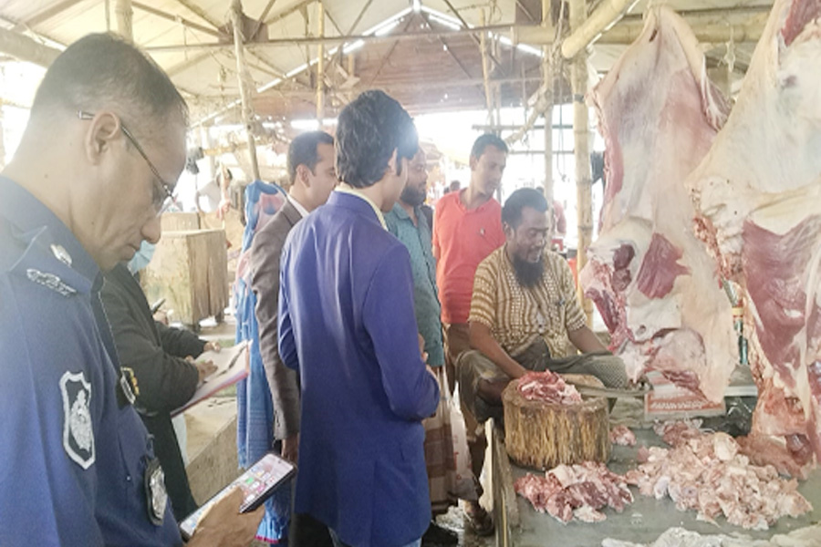 রাজারহাটে রমজান উপলক্ষে দ্রব্যমূল্য নিয়ন্ত্রণে ভ্রাম্যমান আদালতের অভিযান