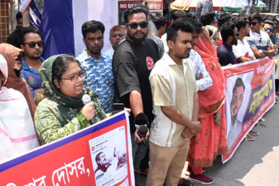 রাজশাহীর সেই স্বেচ্ছাসেবক নেতার মামলা প্রত্যাহারের দাবিতে মানববন্ধন