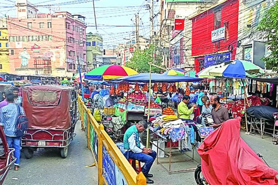 হকারদের দখলে রাজশাহীর ফুটপাত, বিপাকে ব্যবসায়ীরা