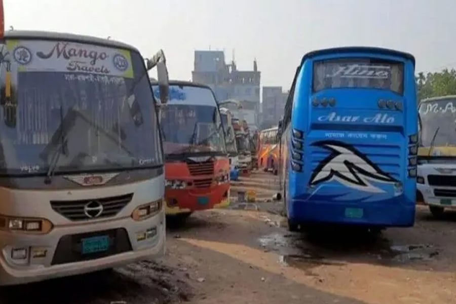 শিরোইল কেন্দ্রীয় বাস টার্মিনালে সারিবদ্ধভাবে দাঁড়িয়ে থাকা বাস। ছবি: ভিওডি বাংলা