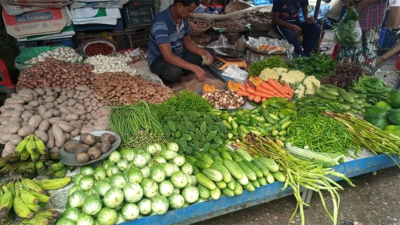 রাজশাহীতে বৃষ্টির সাথে পাল্লা দিয়ে বাড়ছে সবজির দাম