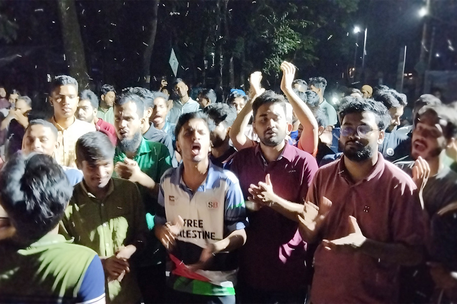 শিক্ষকের ‘বিতর্কিত’ মন্তব্যে রাবিতে মধ্যরাতের বিক্ষোভ