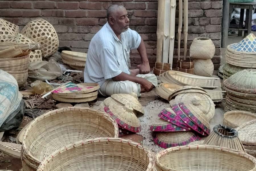 আব্দুল গফুরের হাতে বেঁচে আছে বিলীন হওয়া বেতশিল্প