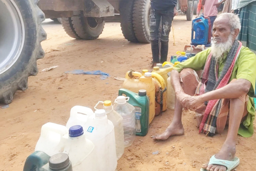 তানোরে জ্বালানি সঙ্কটে পাম্পে দীর্ঘ লাইন