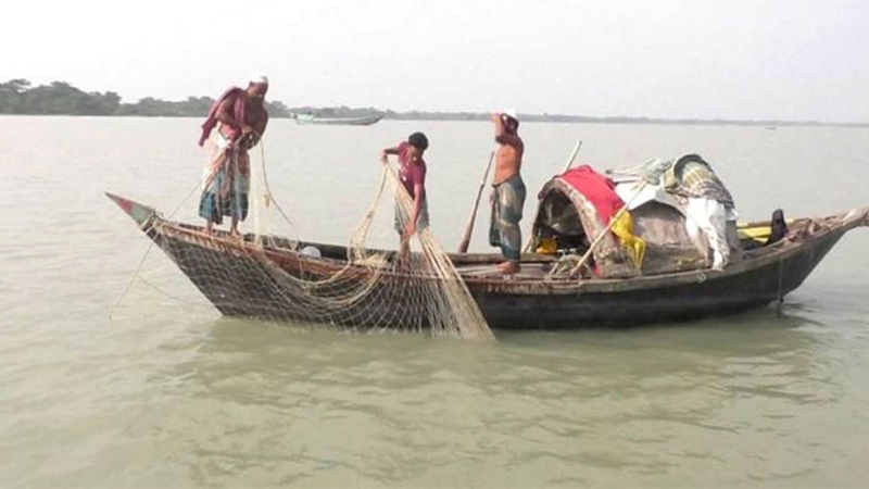 রাজশাহীতে পদ্মায় জেলের জালে ধরছে পড়ছে নানা প্রজাতির মাছ
