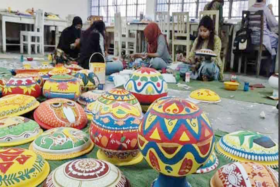 রাজশাহী বিশ্ববিদ্যালয়ে বর্ষবরণের প্রস্তুতিতে ব্যস্ত শিক্ষার্থীরা