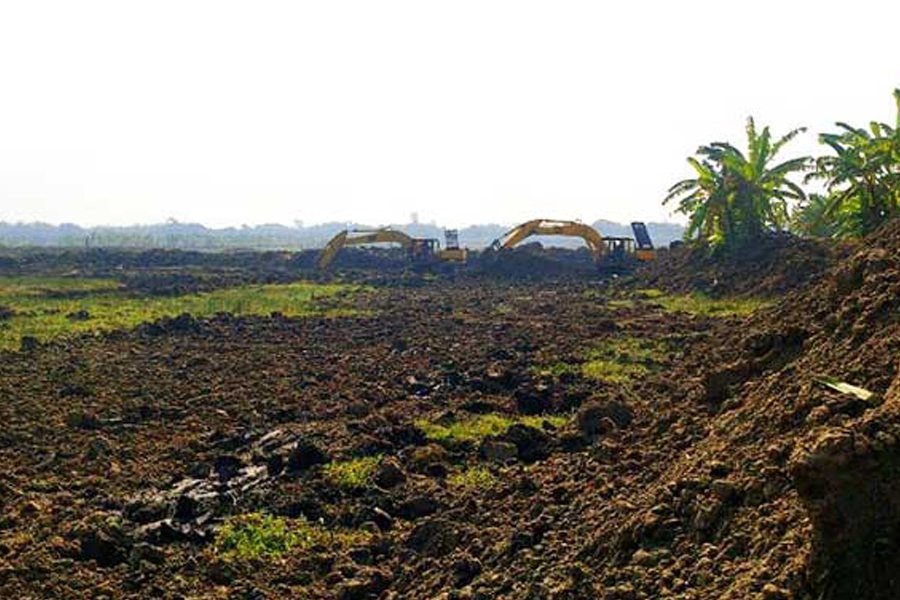 কৃষি জমি নষ্ট করে পুকুর খননের মহোৎসব