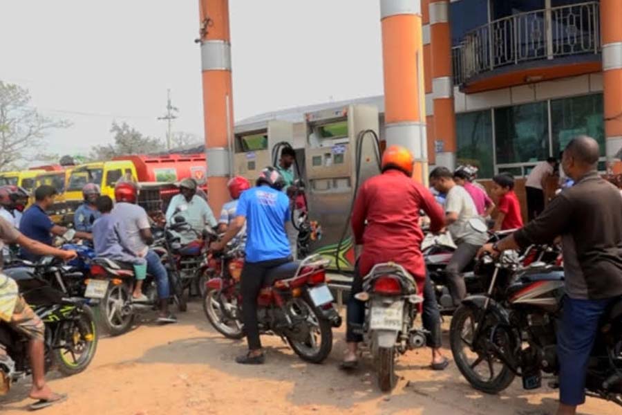 রাজশাহীতে তেলের জন্য হাহাকার