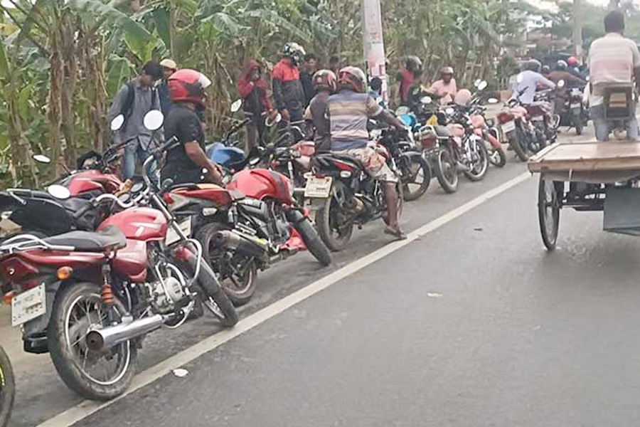 তেলের অপেক্ষায় পাম্পের সামনে দীর্ঘ হচ্ছে লাইন