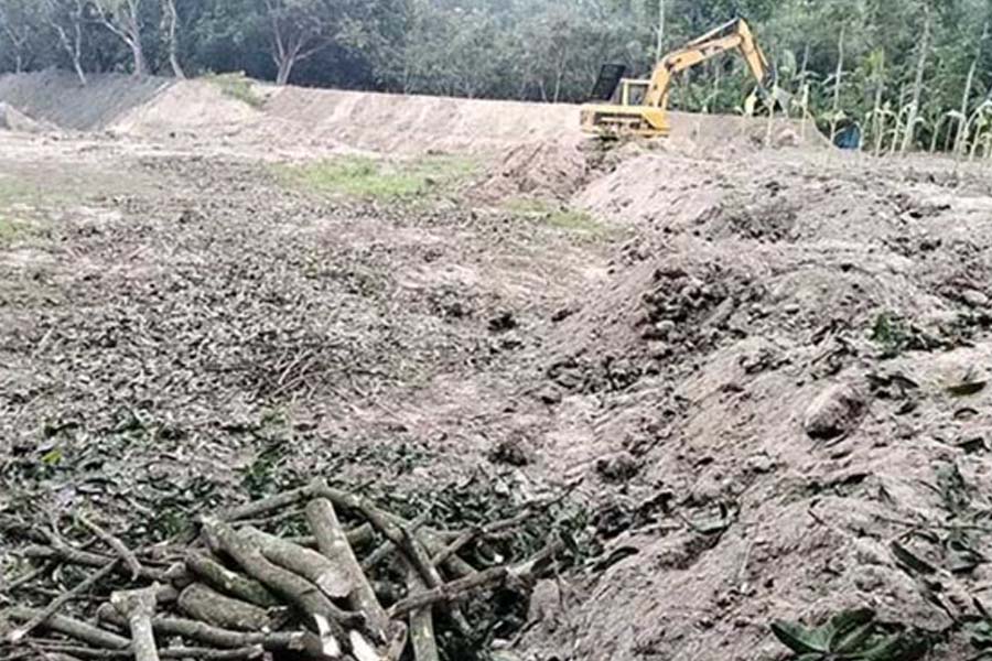 রাজশাহীর পুঠিয়ায় তিন ফসলি জমিতে পুকুর খননের হিড়িক