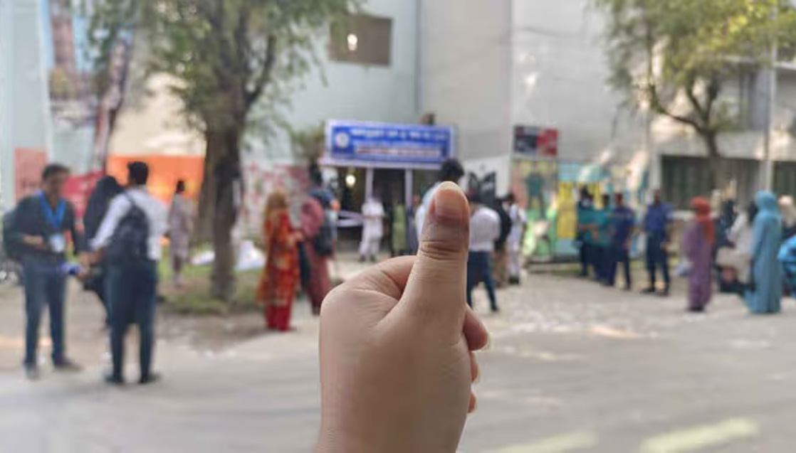 রাকসু নির্বাচনে কালিতে মুছে যাচ্ছে আঙুলের ছাপ