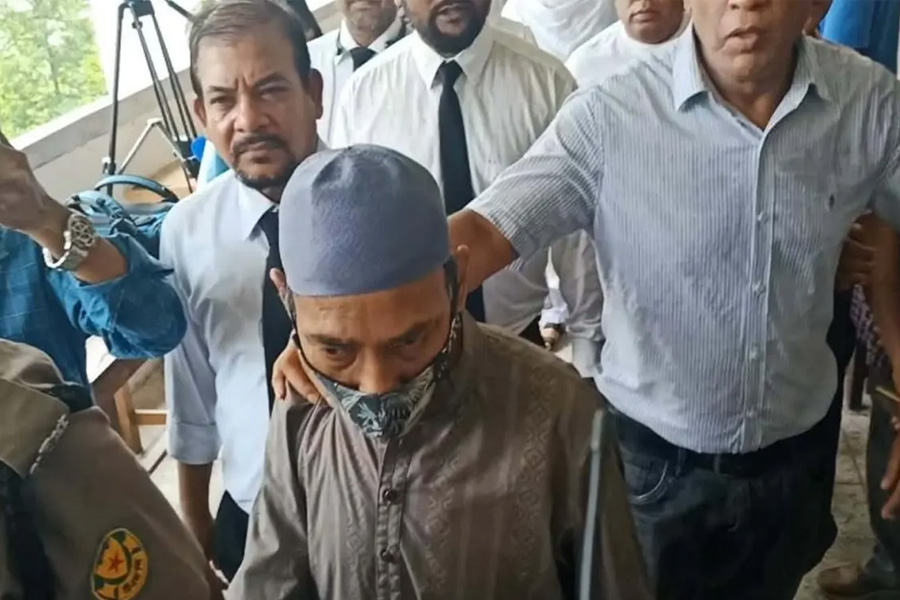 মেয়ে হত্যার রায় শুনতে আদালতে উপস্থিত বাবা