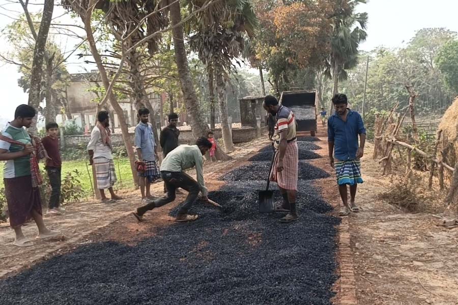 কোটি টাকার সড়কের স্বপ্ন ভেঙে দিচ্ছে অনিয়মের বাস্তবতায়