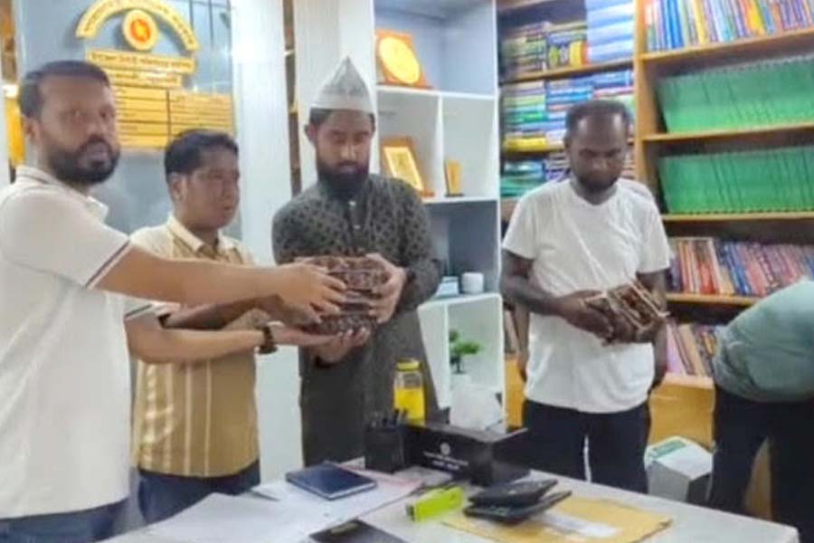 রাঙ্গাবালীতে এতিমখানা ও মাদ্রাসায় খেজুর বিতরণ