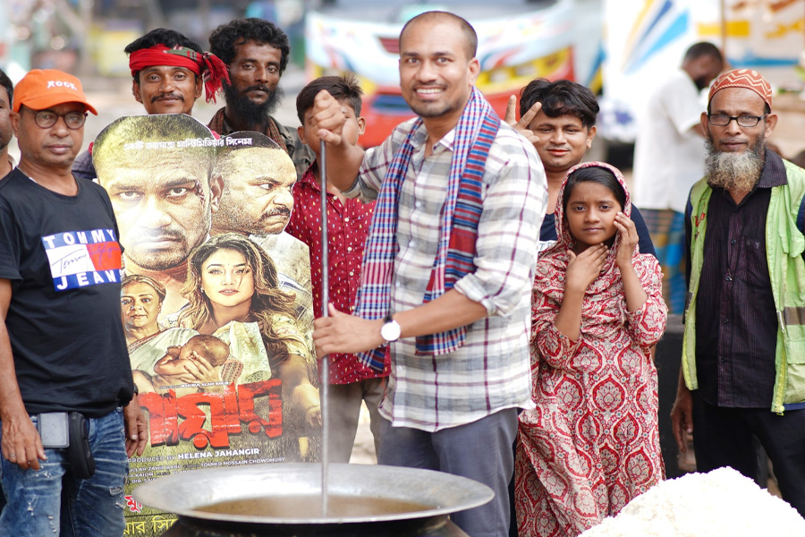 রান্না করে রিকশাচালক ও মানসিক ভারসাম্যহীনদের খাওয়াচ্ছেন রাসেল