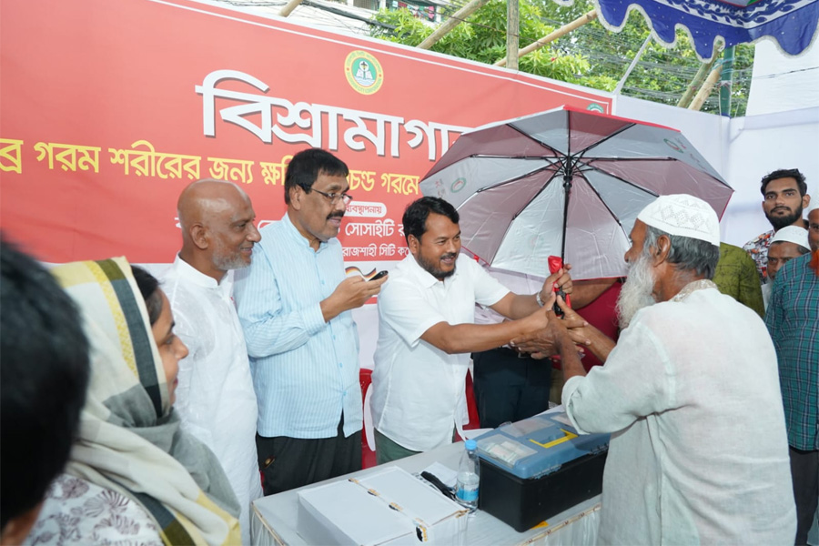 রেড ক্রিসেন্টের উদ্যোগে পথচারীদের মাঝে ছাতা বিতরণ