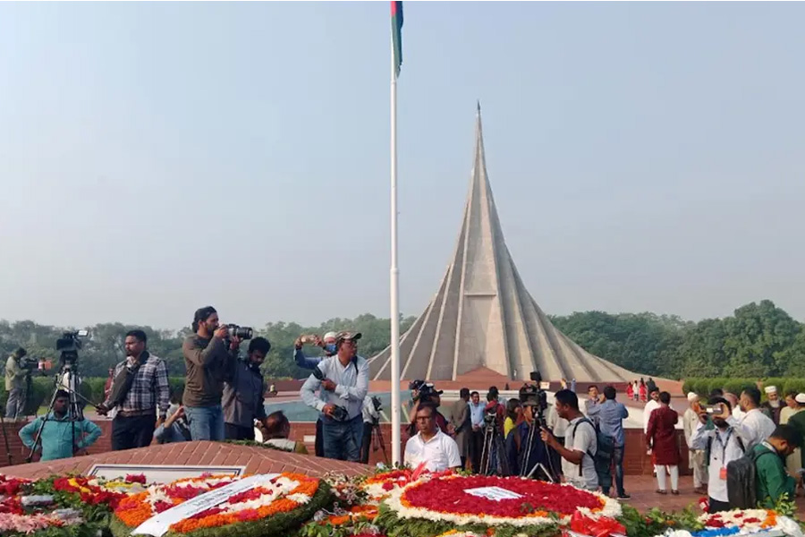 স্মৃতিসৌধে জনতার ঢল, শ্রদ্ধার ফুলে বীর শহীদদের স্মরণ
