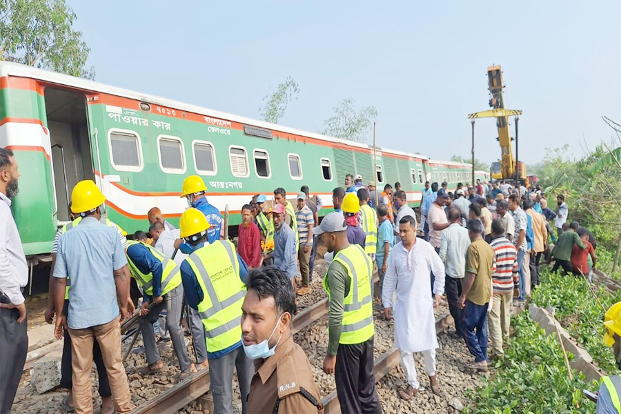 বগুড়ায় নীলসাগর এক্সপ্রেস লাইনচ্যুত, বিকল্প ট্রেনে যাত্রী পরিবহন চলছে