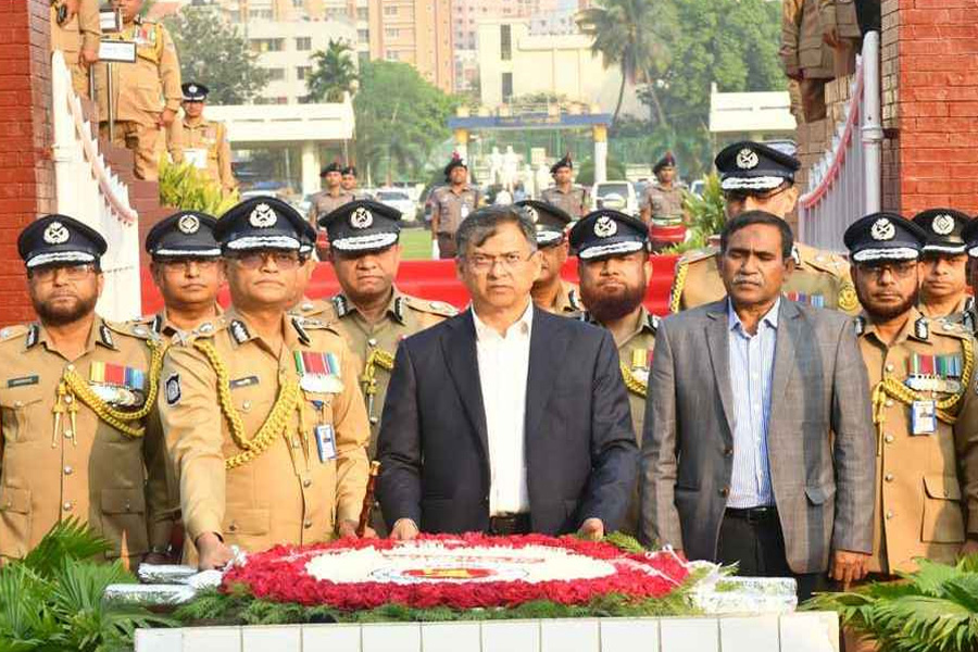 স্বাধীনতা দিবসে শহিদ পুলিশদের প্রতি স্বরাষ্ট্রমন্ত্রী ও আইজিপির শ্রদ্ধা