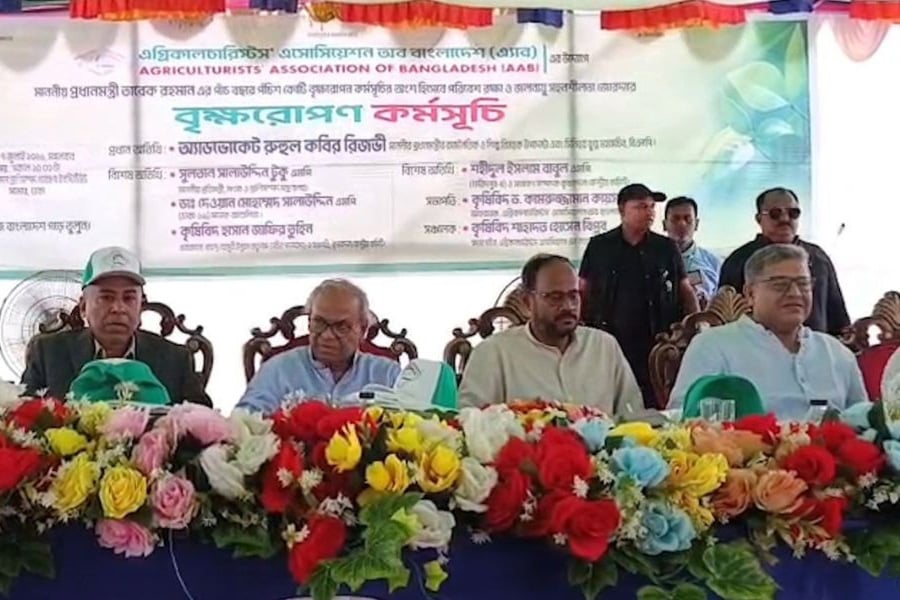 সাভারে ‘ওয়ান চাইল্ড ওয়ান ট্রি-২০২৬’ কর্মসূচির উদ্বোধন এবং পাঁচ লাখ বৃক্ষরোপণ অভিযানের সূচনা করেন রিজভীসহ অতিথিরা। ছবি: সংগৃহীত