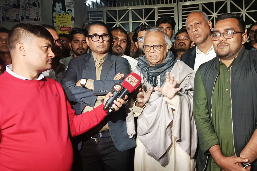 দুস্থ মানুষের পাশে দাঁড়ানোই বিএনপির মূল রাজনীতি: রিজভী