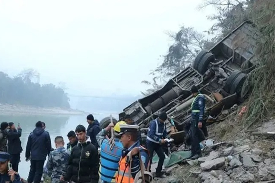 পাহাড়ি সড়ক থেকে ছিটকে বাস পড়ল নদীতে, নিহত ১৯