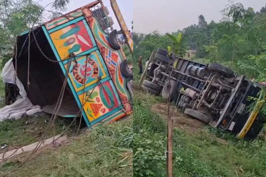 টাঙ্গাইলে ট্রাক উল্টে ১৫ জন নিহত
