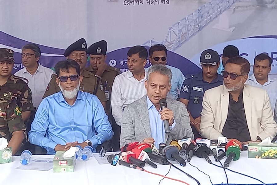 সংবাদ সম্মেলনে কথা বলছেন সড়ক, সেতু ও রেল পরিবহনমন্ত্রী শেখ রবিউল আলম। ছবি: সংগৃহীত