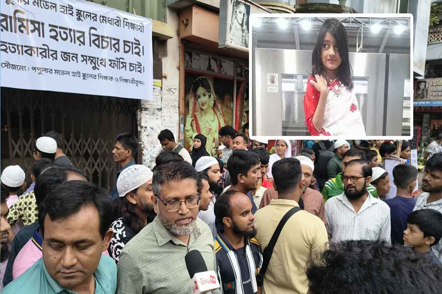 বাসার সামনে বিক্ষুব্ধ জনতা, মেয়ের কুলখানিতে গ্রামে গেলেন মা-বাবা