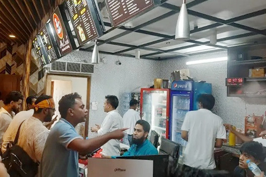 রমনায় পান্তা-ইলিশ ৬শ’ টাকা, দামের চাপে ক্ষুব্ধ ক্রেতারা