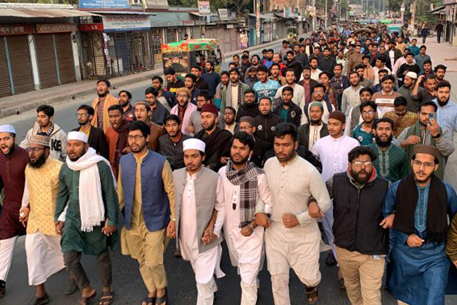 ওসমান হাদির ওপর গুলির প্রতিবাদে রাজশাহীতে বিক্ষোভ মিছিল