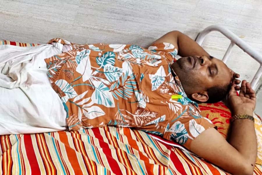 বগুড়ায় এসআইকে ছুরিকাঘাত করে মামলার নথিপত্র ছিনতাই