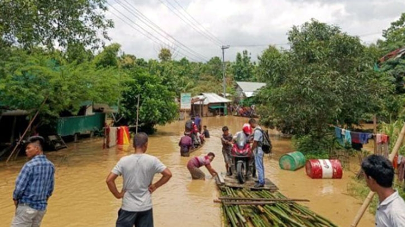 ভারী বৃষ্টিতে ডুবলো সড়ক, আটকা কয়েকশ’ পর্যটক