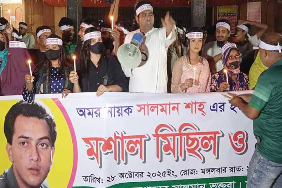 অভিযুক্তদের গ্রেপ্তারের দাবি নিয়ে যশোরে মশাল মিছিল