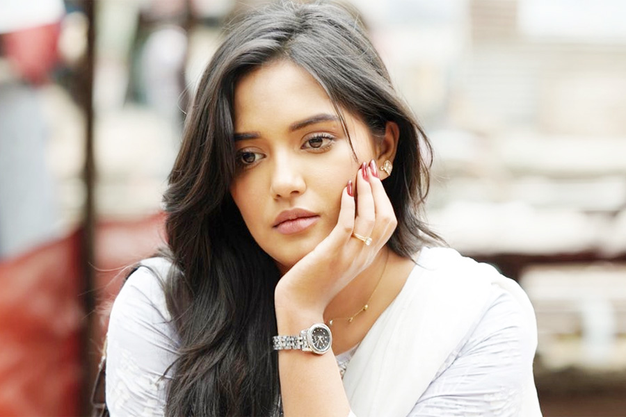 ভালোবাসা মানে শুধু হাত ধরা নয় : সামিরা