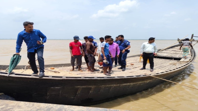 পদ্মায় কোটি টাকার বালু লুট, ৬ জনকে জরিমানা