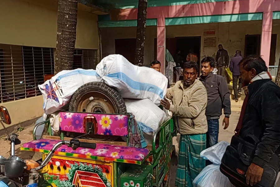 সারিয়াকান্দিতে নতুন শিক্ষাবর্ষের বই বিতরণে ব্যস্ত শিক্ষকরা