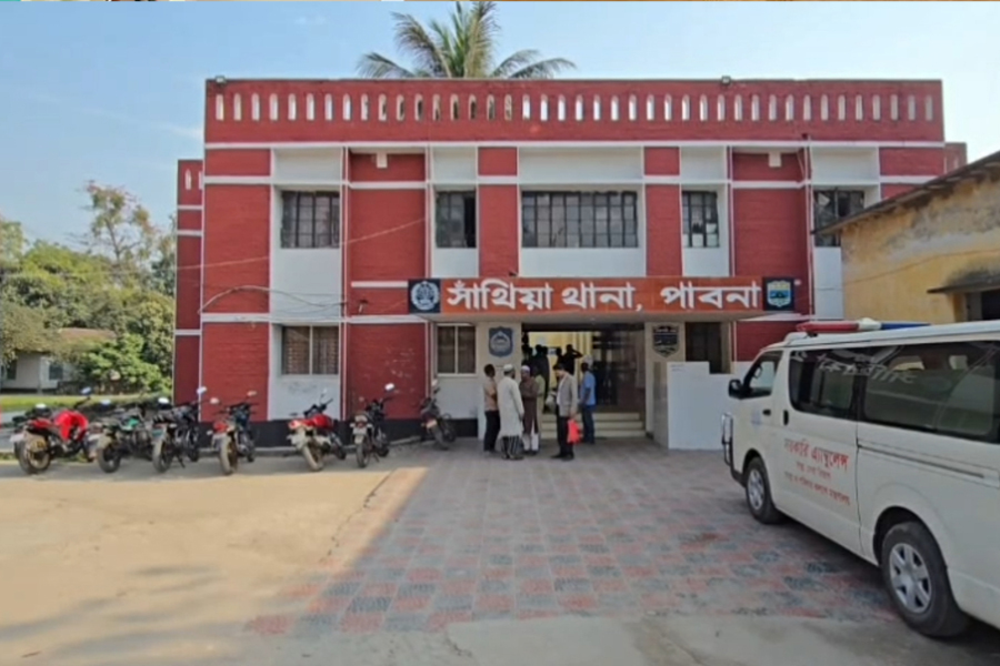 অটোবাইকের চাকা খুলে প্রাণ গেলো ১ জনের, আহত ২