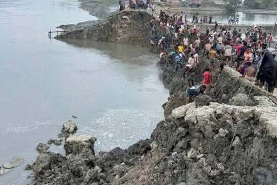 সাতক্ষীরার কাকবাসিয়ায় বেড়ীবাঁধে ভয়াবহ ভাঙ্গন